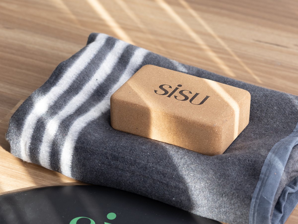 A folded blanket and SiSU cork block laid out ready on a mat